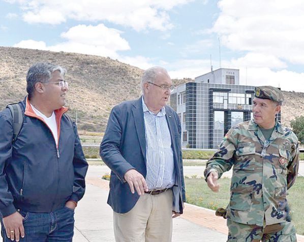 ENDRE KOVATS (C), JUNTO AL DIRECTOR DE LOS JUEGOS, JOSÉ LUIS ZELADA (I), Y UNA AUTORIDAD DE LA EMSE. CODESUR