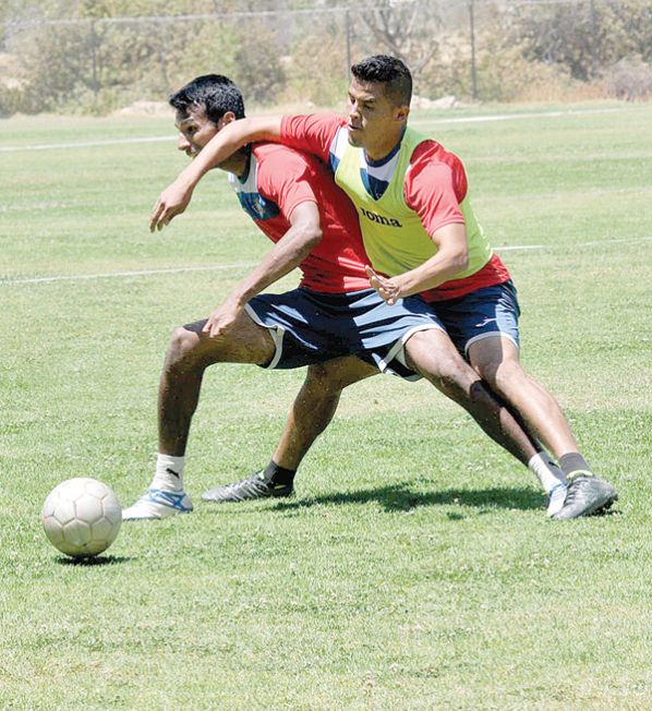 GILBERT ÁLVAREZ (I) DISPUTA EL DOMINIO DE LA PELOTA CON JORGE CUÉLLAR. NOÉ PORTUGAL