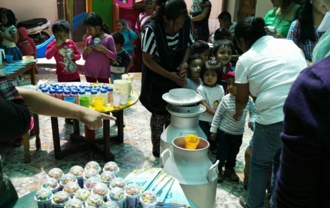 Productores regalan lácteos a niños en situación de calle en Cochabamba Productores regalan lácteos a niños en situación de calle en Cochabamba