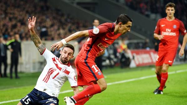 Angel Di María deja en el camino a un defensor del Lille en el triunfo 1-0 de PSG. (AFP)