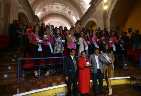 Las representantes recibiendo sus distinciones de parte del alcalde de Potosí