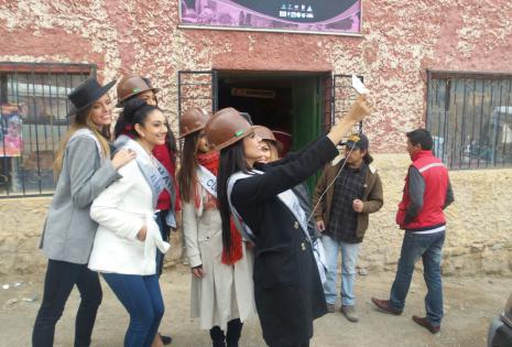 Las modelos no dudaron en tomarse un montón de selfies