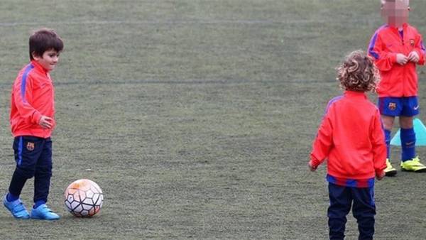 Thiago Messi lleva la pelota en la práctica del Barcelona.