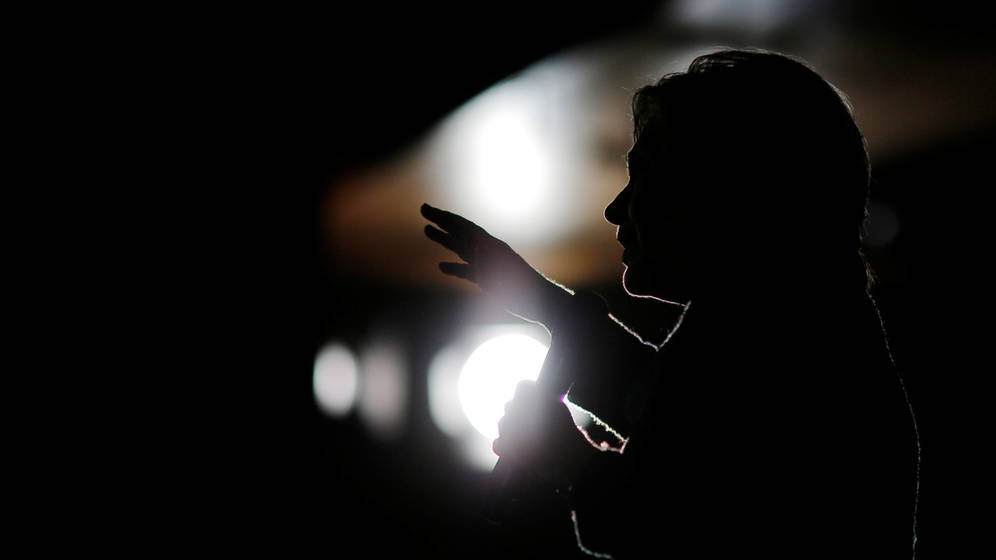 Foto: Silueta de la candidata demócrata a la Presidencia de Estados Unidos, Hillary Clinton, capturada durante la campaña en Des Moines, Iowa. (Reuters)
