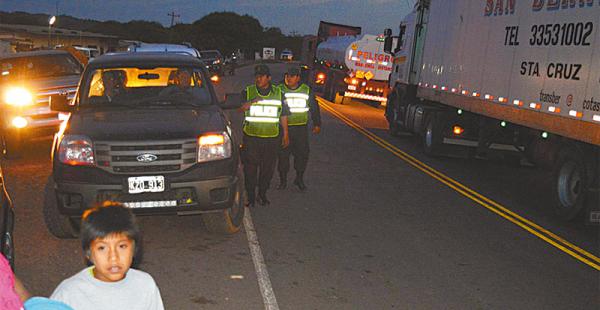 La Policía controla el paso de vehículos, autorizada por los pobladores