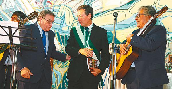 Los Cambitas recibieron una distinción especial. Regalaron a Montenegro un libro con todas sus canciones