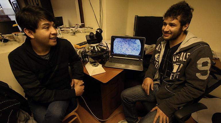 Rodrigo Loza (izq.) y Khalil Nallar, junto con su invento. | Efe