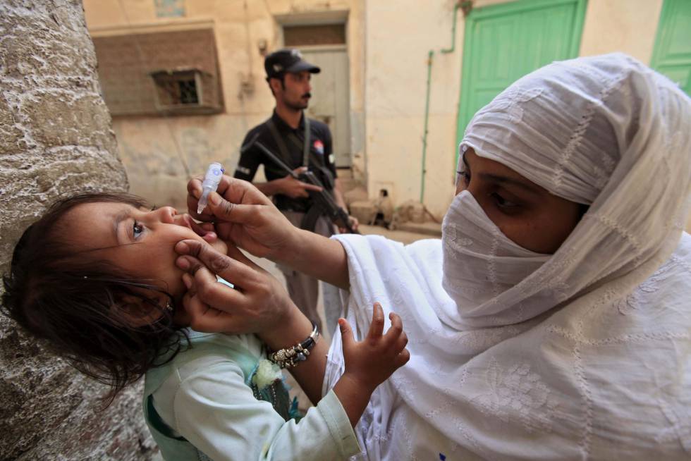 Una trabajadora vacuna contra la polio a una niña el pasado jueves, en Peshawar (Pakistán). Una trabajadora vacuna contra la polio a una niña el pasado jueves, en Peshawar (Pakistán).