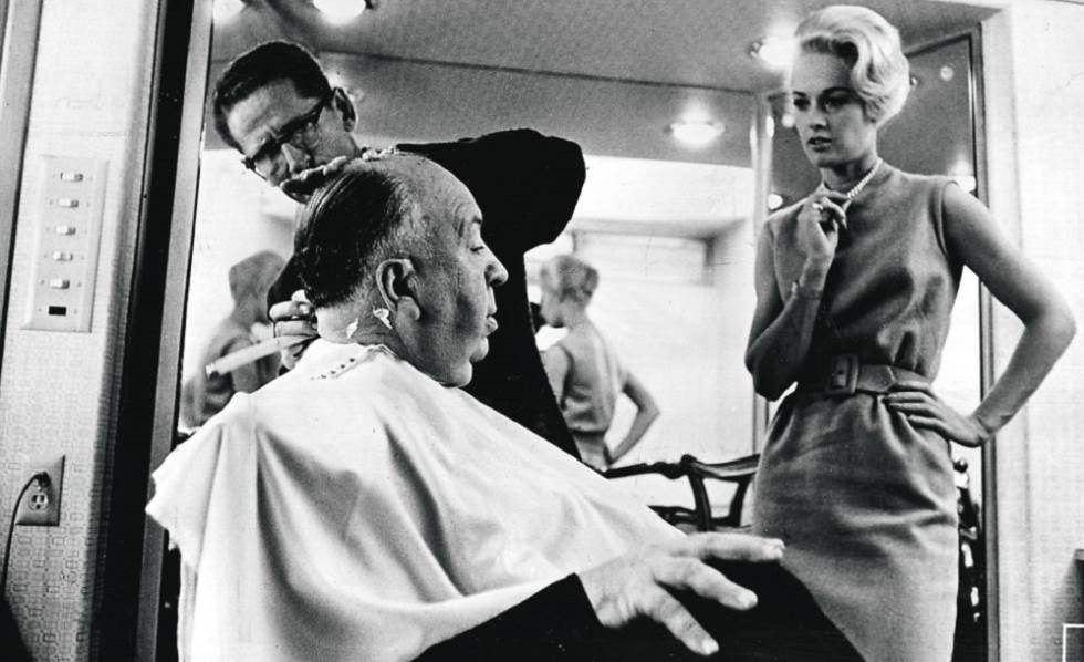 Tippi Hedren, junto a Alfred Hitchcock, en un descanso del rodaje de 'Los pájaros', en el año 1962. Tippi Hedren, junto a Alfred Hitchcock, en un descanso del rodaje de