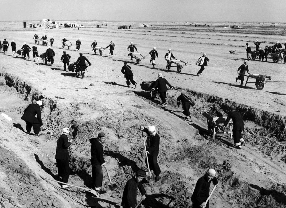 Trabajadores chinos, en una granja comunal en 1950 durante El gran salto adelante.