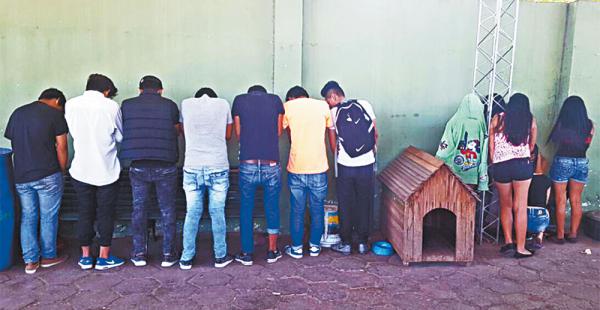 Menores de entre 13 y 15 años amanecieron, al parecer, tomando