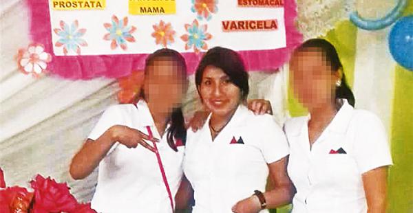 Marina Hilda (centro) en una feria de Enfermería, carrera que estudiaba