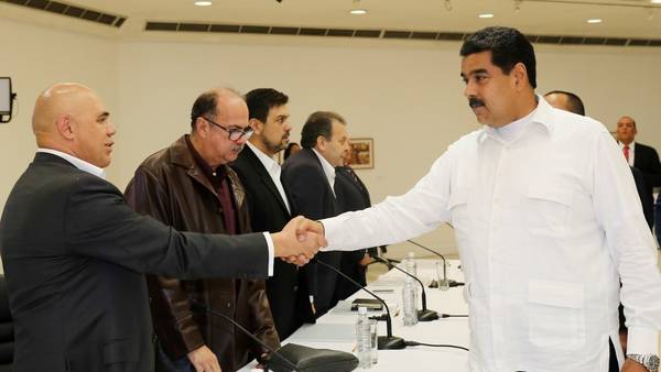 Nicolás Maduro saluda al opositor Jesús Toerralba, tras la primera reunión (Presidencia de Venezuela, AFP)