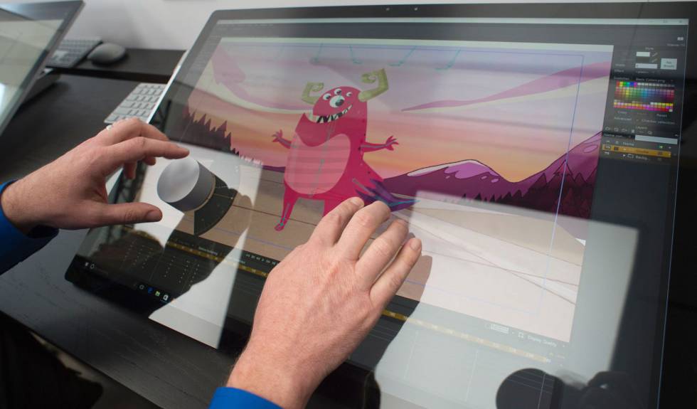 Los fans prueban el nuevo Microsoft Surface Studio en su presentación. Los fans prueban el nuevo Microsoft Surface Studio en su presentación.