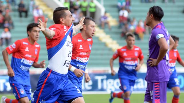 Alexis Bravo sale a festejar su segundo tanto en el compromiso. Los doctos se quedaron con el clásico del sur. Foto: APG %image_alt%