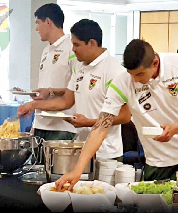 JUGADORES DE LA SELECCIÓN DURANTE SU ALIMENTACIÓN. FBF