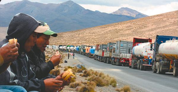 Los choferes sufrieron por los tres días de paro en la frontera con Chile. Hay temor por más medidas