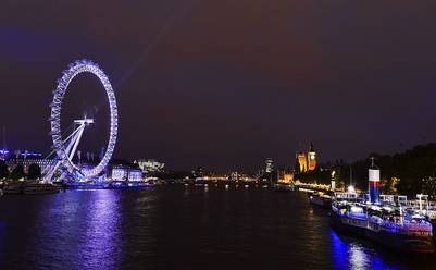 El Ojo de Londres está sobre uno de los márgenes del Támesis, en el distrito londinense de Lambeth, junto al County Hall y frente a las oficinas del Ministerio de Defensa.