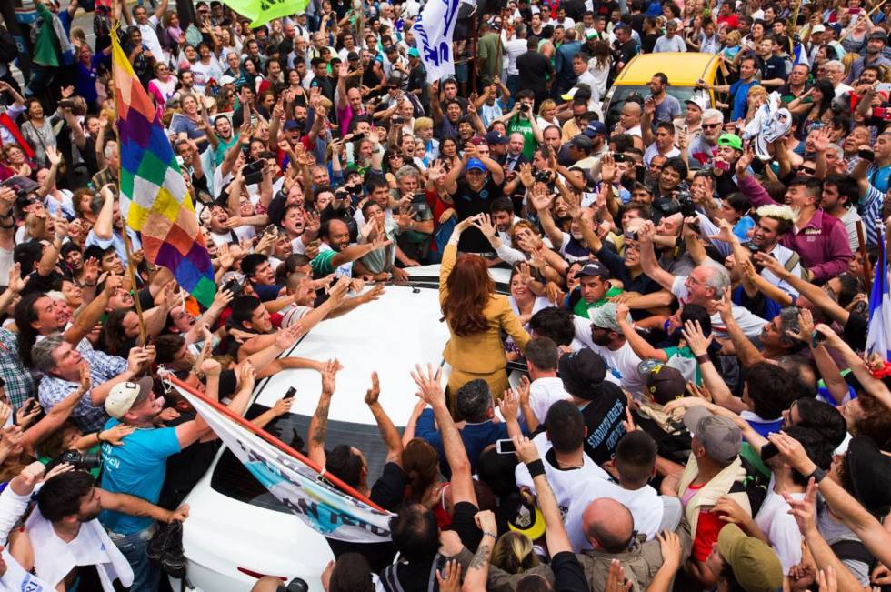Seguidores de Cristina Kirchner la rodean a la salida de los tribunales federales en Buenos Aires. Seguidores de Cristina Kirchner la rodean a la salida de los tribunales federales en Buenos Aires.