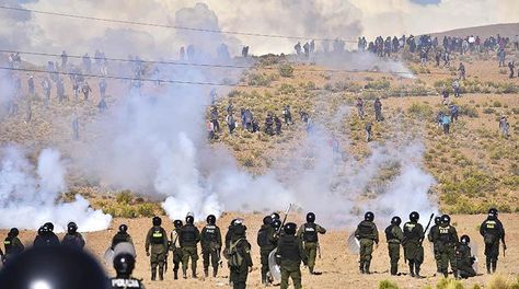 El enfrentamiento entre mineros cooperativistas con la Policía. Foto: APG - archivo