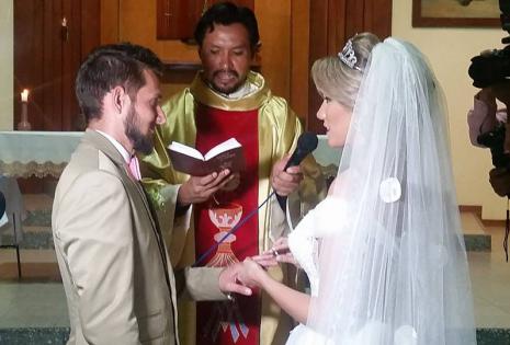 En la iglesia dando sus votos de amor