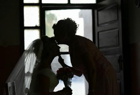 La reina recibiendo la bendición de su mamá Korina De Barba Apinaniz