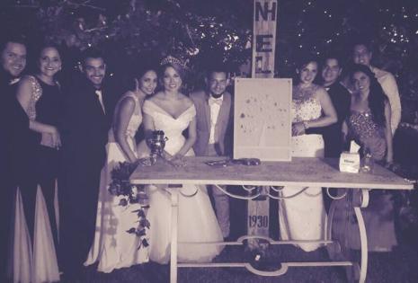 Los novios posaron junto a sus amistades