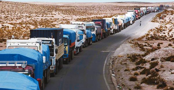 Los transportistas bolivianos están varados en la frontera con Chile. Hay tensión