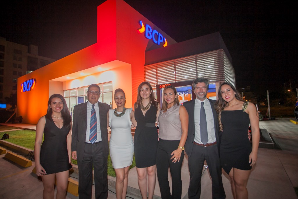 Equipo BCP posa para la inauguración de la nueva agencia (2)