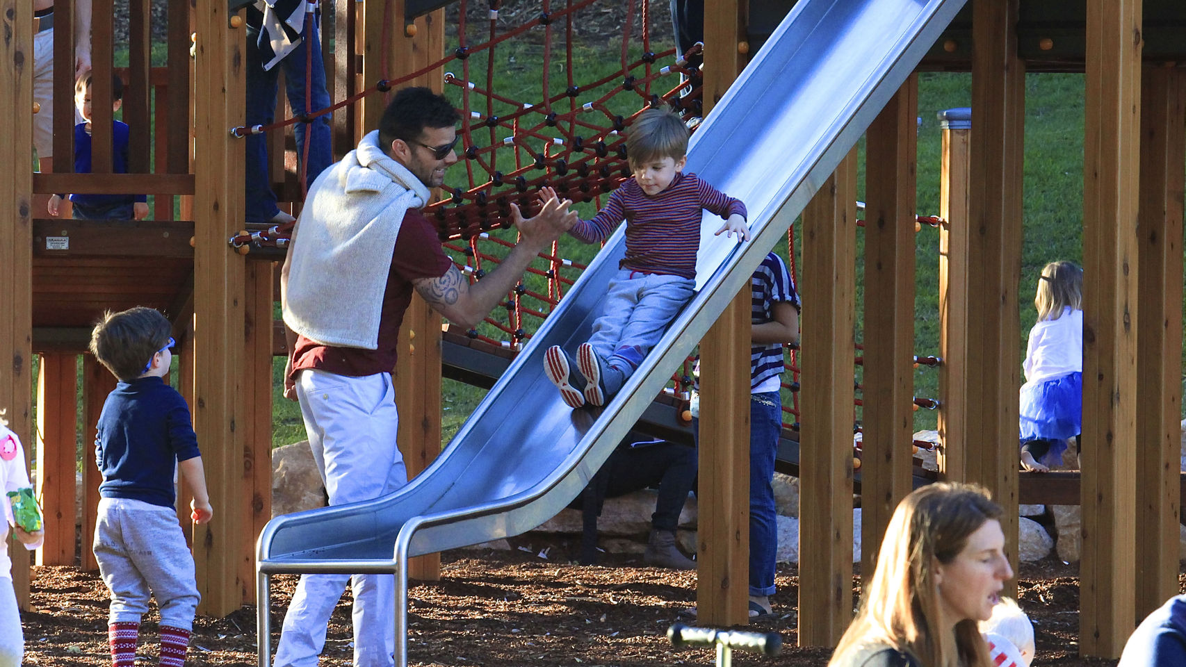 Ricky Martin con sus hijos en el parque.