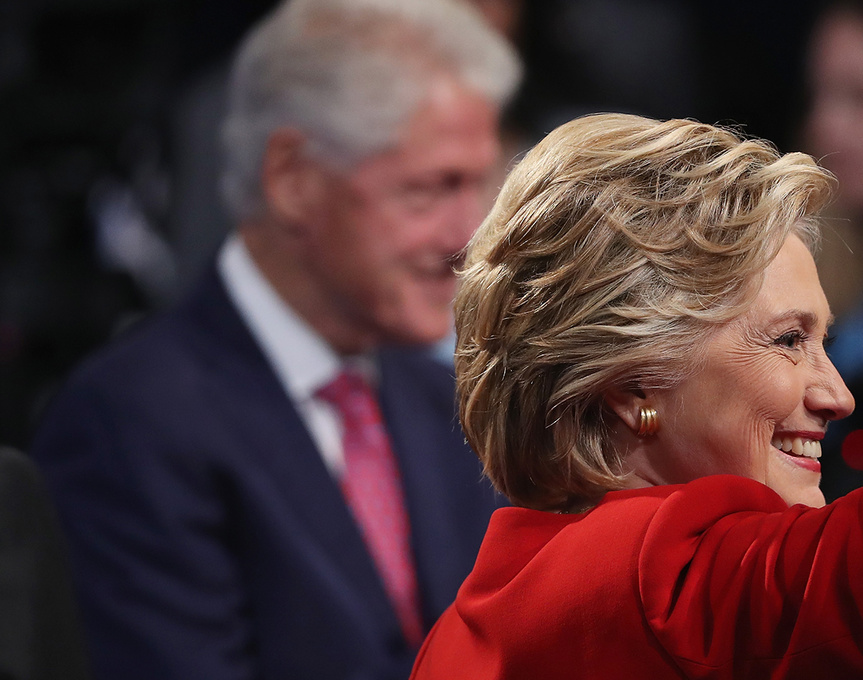 Bill (¿primer caballero?) y Hillary (¿presidenta?) en el primer debate presidencial el pasado septiembre.