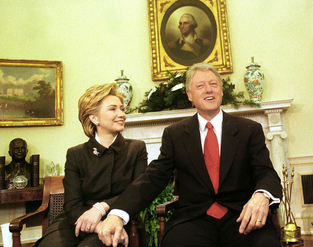 Hillary y Bill Clinton, en una foto tomada en el año 2000 en el despacho oval.