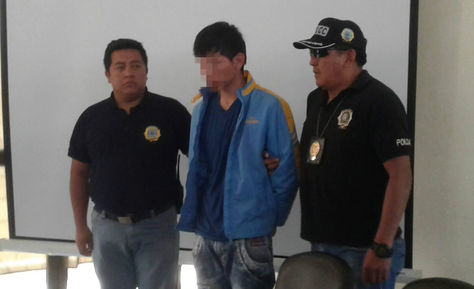 El coronel Elvin Baptista presenta al principal acusado del asesinato del joven Javier Canchi de 17 años.  Foto: Fernando Cartagena  . 