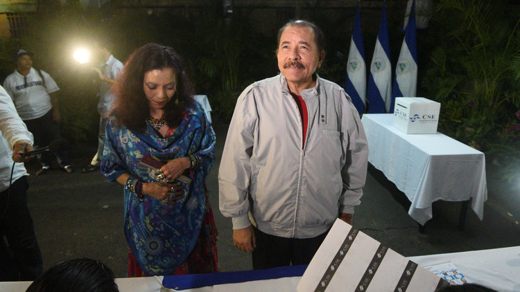 El presidente de Nicaragua Daniel Ortega y su esposa Rosario Murillo depositan su voto en un colegio de Managua, el 6 de noviembre de 2016.