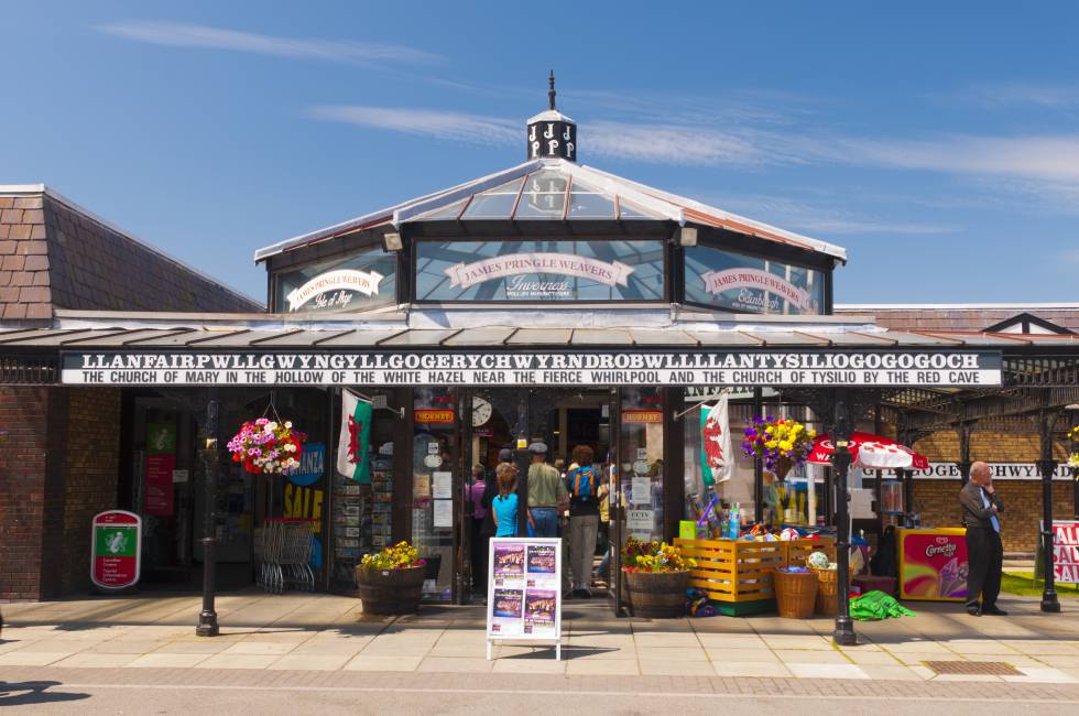 Estación de Llanfairpwllgwyngyllgogerychwyrndrobwllllantysiliogogogoch, en Gales, Reino Unido.