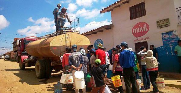 Un camión cisterna de Cosmon repartió agua a los pobladores la mañana del domingo