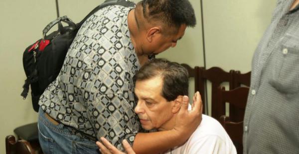 Juan Carlos Guedes, preso hace más de 7 años, abraza a Ronald Castedo