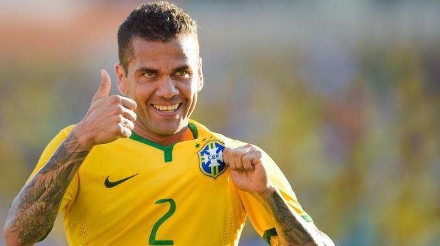 Dani Alves será capitán de Brasil y cambiará su camiseta número 2 por el 4 en este partido. Foto: Internet %image_alt%