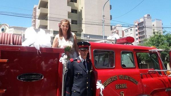 Felices, Anabella y Nicolás en el momento en que bajan de la autobomba en la Parroquia San José.