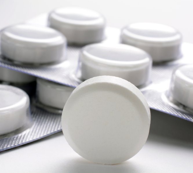 En cuanto a longevidad, vence el paracetamol (cinco años) al ibuprofeono (tres). La clave reside en no sacar los comprimidos del blíster. “Una vez abierto, el contenido se deteriora al contacto con el oxígeno. Hay que tomarlo en la dosis y tiempo recomendado por el fabricante”, concluye Vicente Baixauli.