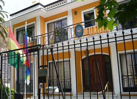 Frontis del consulado de Bolivia en Santiago de Chile.