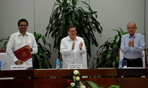 Bruno Rodriguez Parrilla (centro) junto a Iván Márquez (izda.) y Humberto de la Calle. Foto: AFP