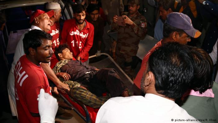 Pakistan Explosion in einem Sufi-Schrein (picture-alliance/dpa/R. Khan)