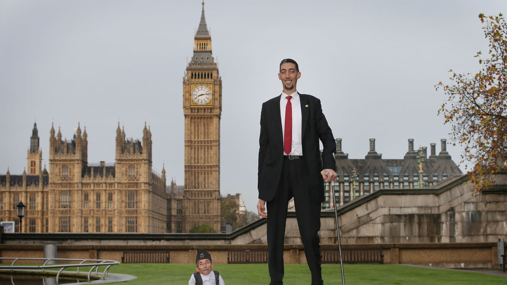 El hombre más alto del mundo y el más bajo.