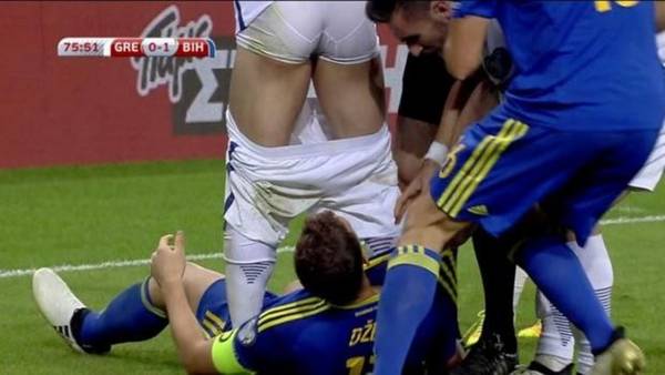 El momento en el que Dzeko le baja los pantalones a Papastathopoulos.