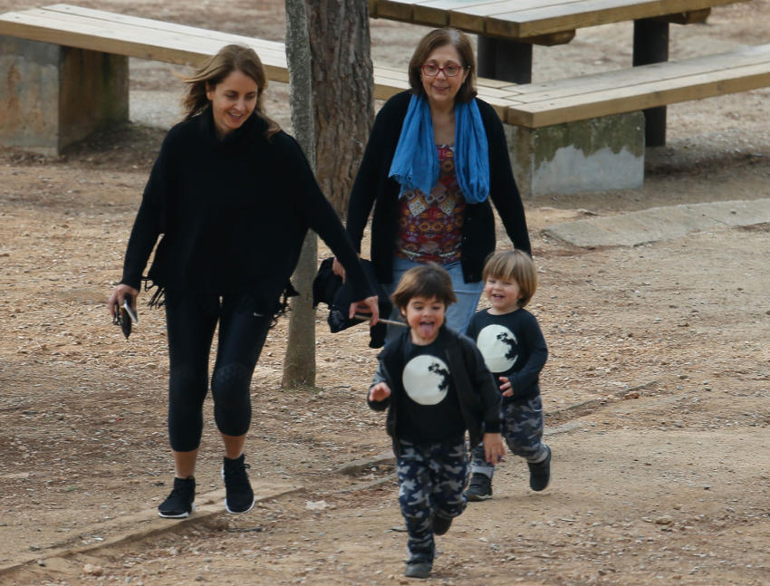Sasha y Mila, hijos de Shakira y Piqué, salieron de paseo junto a su abuela paterna, ambos lucieron los mismos outfits.