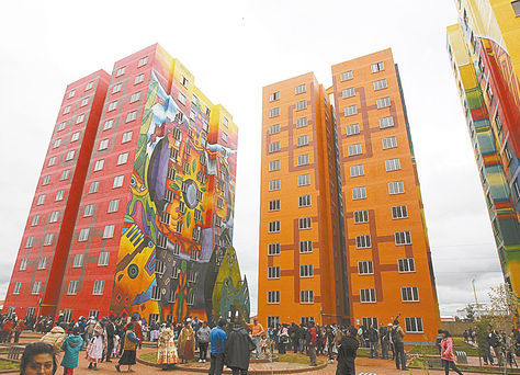 Vista de los bloques de viviendas sociales del condominio Wiphala en El Alto.