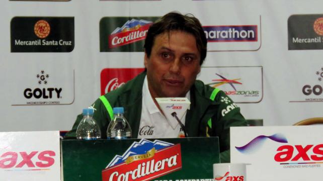 Hoyos habló con los medios de comunicación tras el final del encuentro. Foto: Etzhel Arturo Llanque %image_alt%