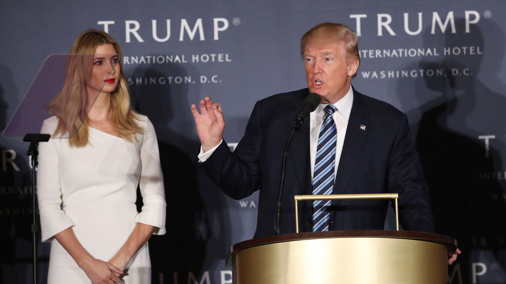 Ivanka Trump escuchando atentamente uno de los discursos de su padre Donald Trump durante la campaña electoral en Estados Unidos