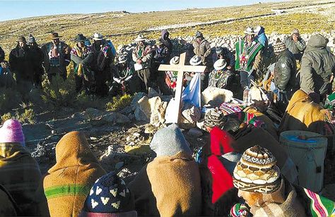 Oruro. Comunarios de Turco subieron al cerro más alto de sus alrededores el fin de semana para orar por lluvias.